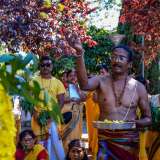 Il sacerdote Indi Pauvaday, per l�occasione a torso nudo, offre fiori a Mariamman...